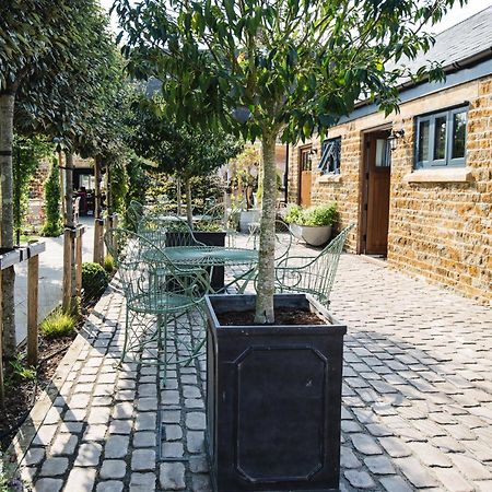 The George Inn Barford St Michael Exterior photo The courtyard at The Old Post Office