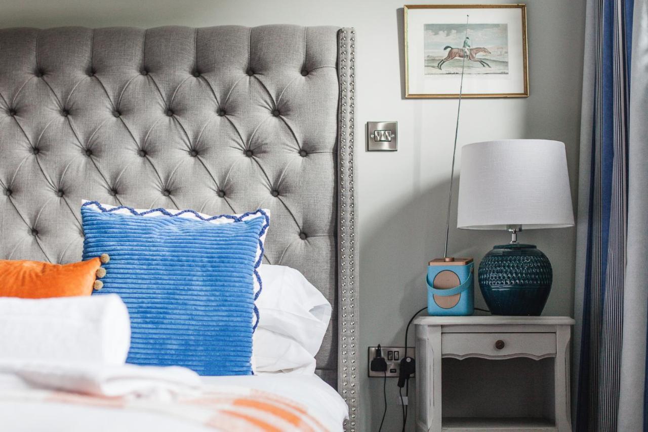 The George Inn Barford St Michael Exterior photo A bedroom with a bedside table