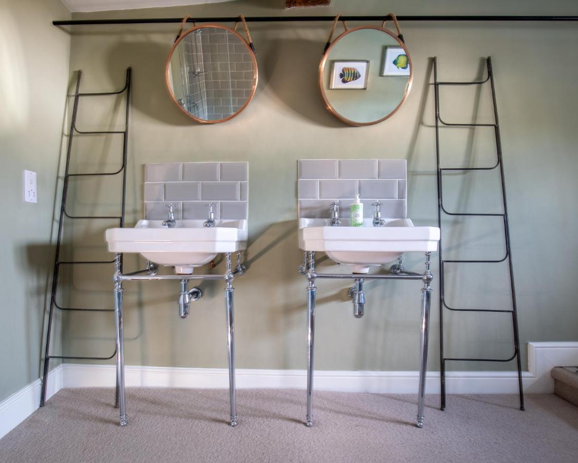 The George Inn Barford St Michael Exterior photo A pair of decorative metal ladders