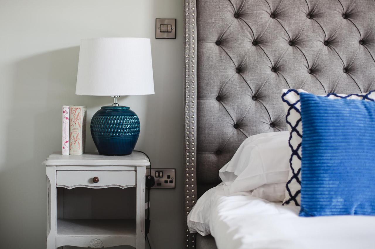 The George Inn Barford St Michael Exterior photo A bedside table