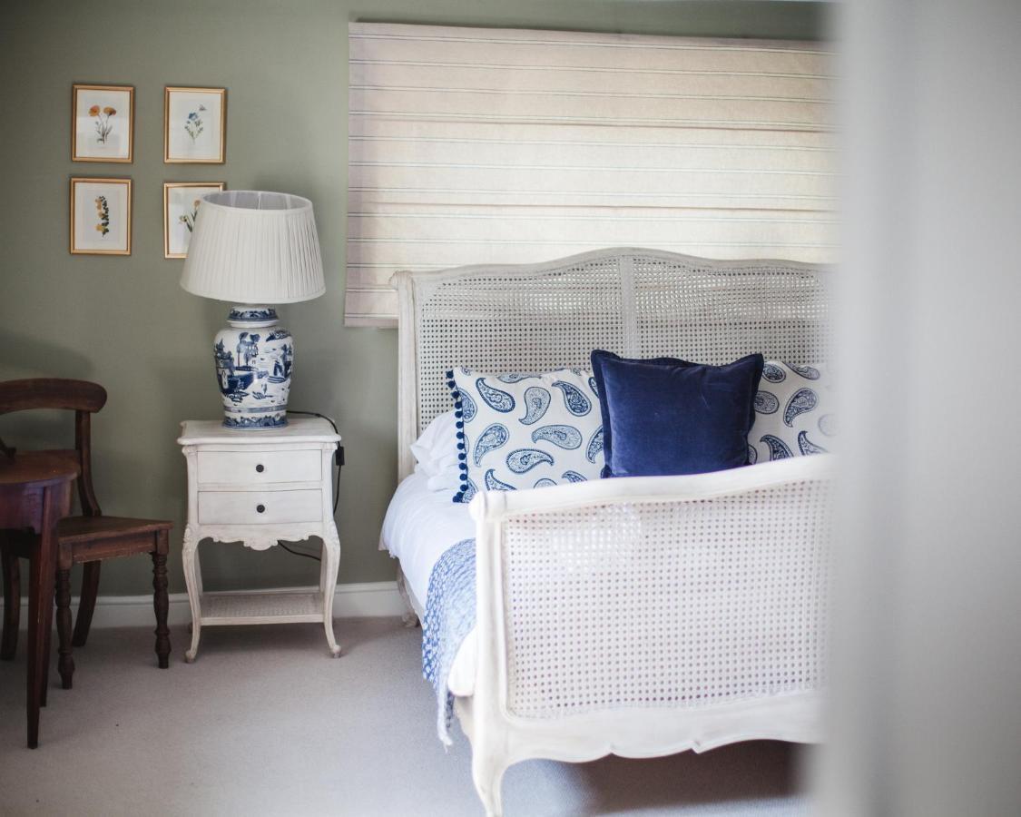 The George Inn Barford St Michael Exterior photo A bedroom with a blue and white color scheme