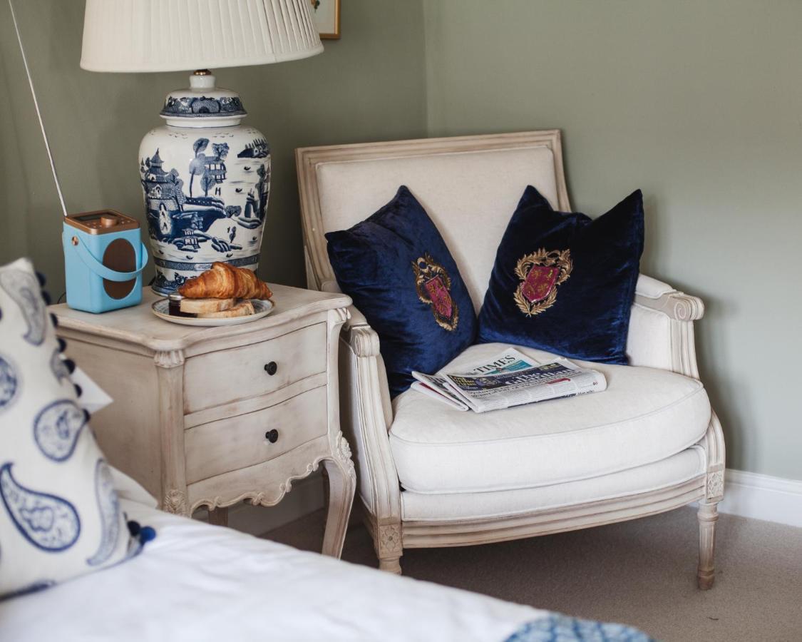 The George Inn Barford St Michael Exterior photo A blue and white room