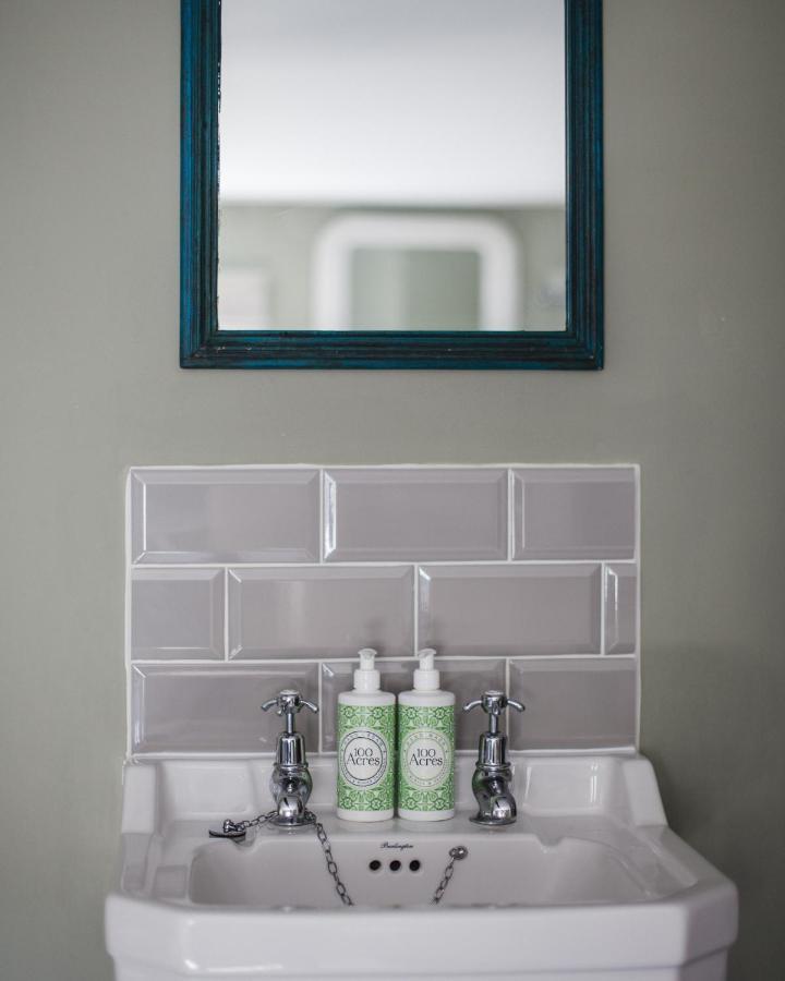 The George Inn Barford St Michael Exterior photo Metro tiles in a bathroom