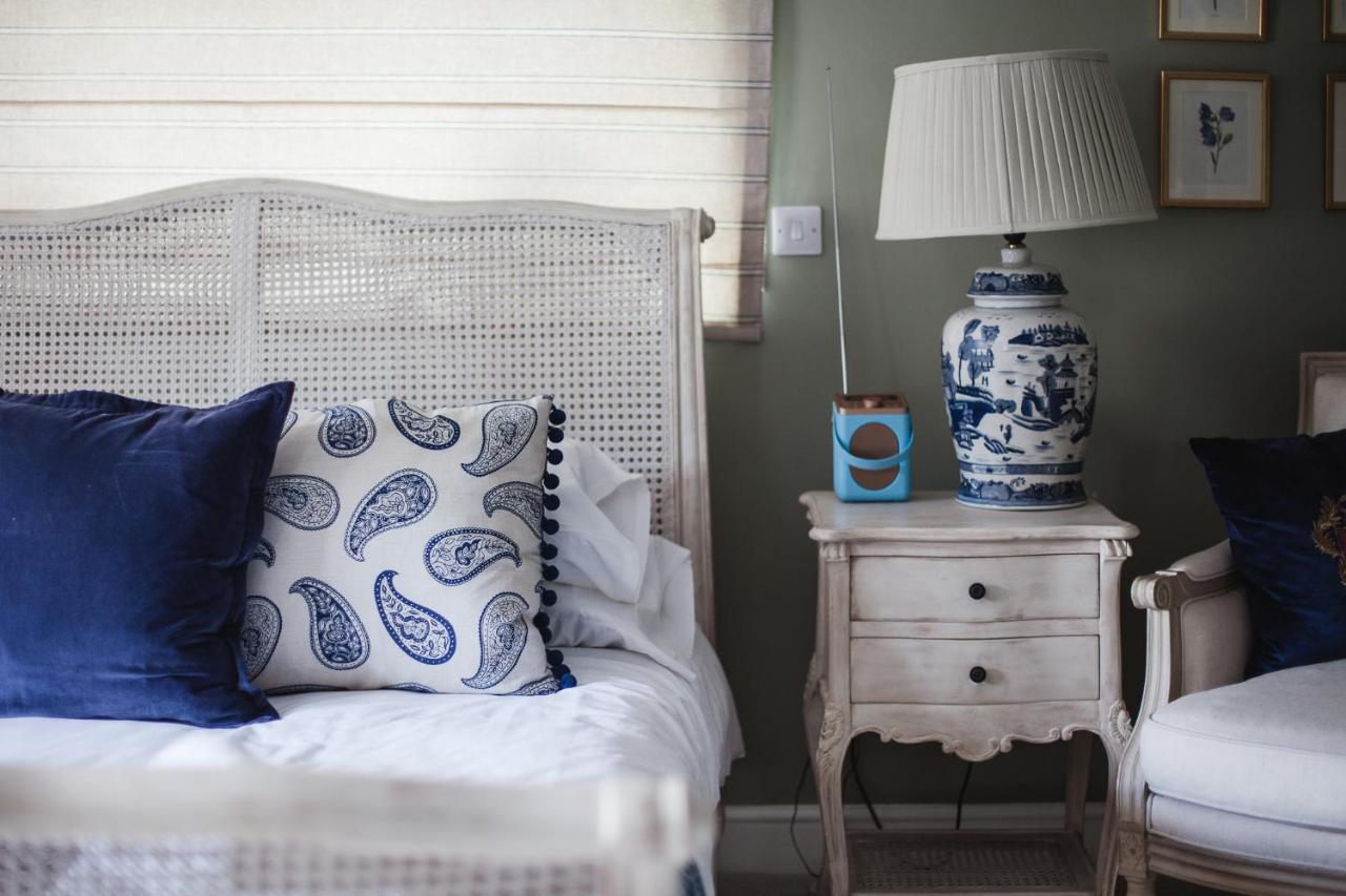 The George Inn Barford St Michael Exterior photo A bedroom with a blue and white colour scheme