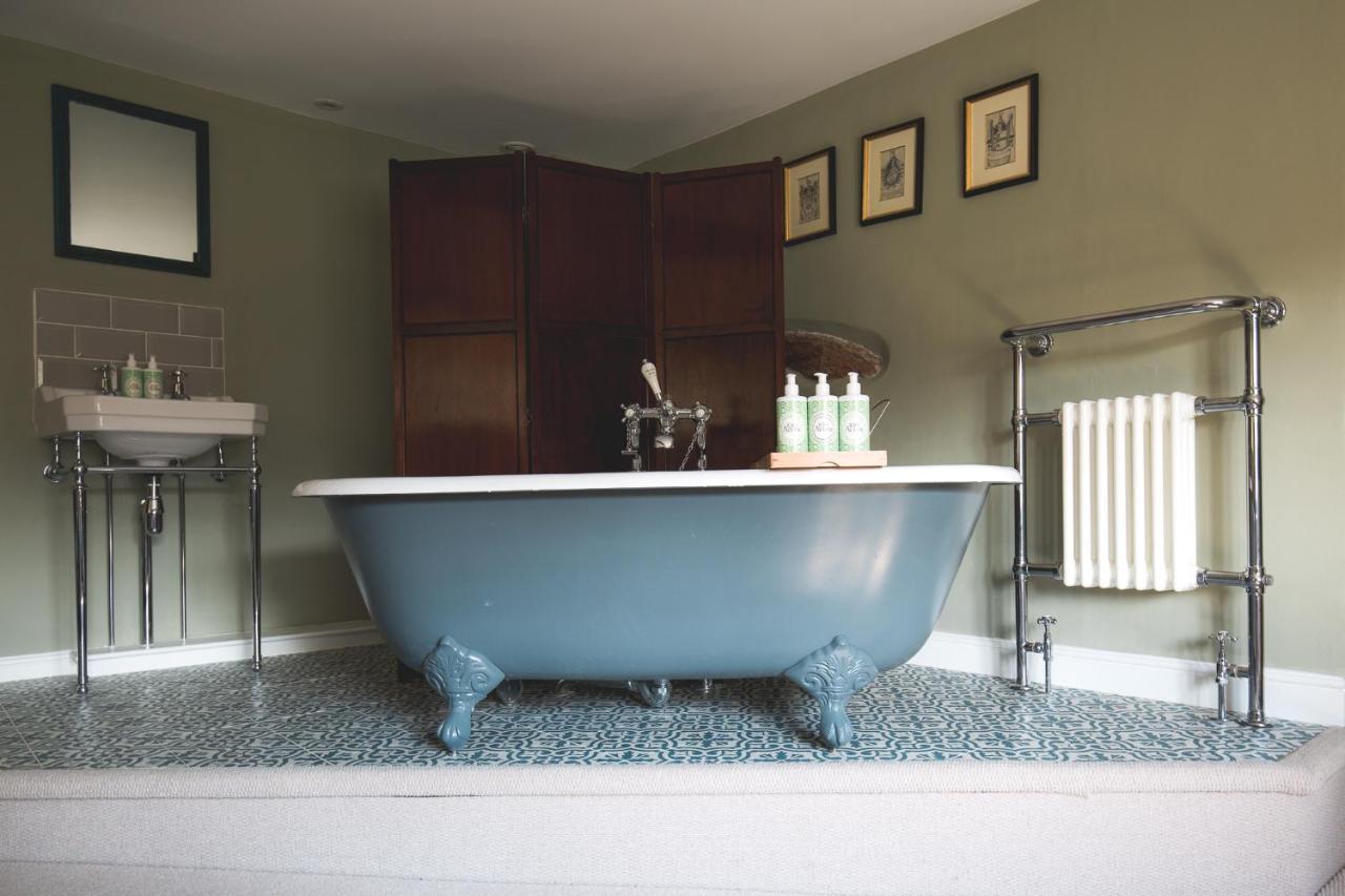 The George Inn Barford St Michael Exterior photo A freestanding bathtub